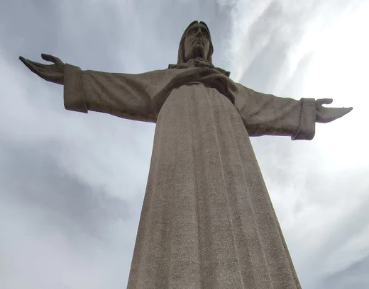 Lisbonne, rive sud, visiter la statue du Christ Roi.