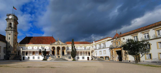 Coimbra est une ville fascinante située au centre du Portugal, sur les rives du fleuve Mondego. Connue pour son riche héritage historique et culturel, Coimbra offre aux visiteurs une expérience unique. En ce qui concerne la géographie, Coimbra est nichée dans une vallée entourée de collines, offrant ainsi des vues panoramiques spectaculaires. Le fleuve Mondego traverse la ville, ajoutant une touche de beauté naturelle à son paysage. L'histoire de Coimbra remonte à l'époque romaine, mais elle est surtout célèbre pour sa prestigieuse université, l'une des plus anciennes d'Europe. Fondée en 1290, l'université de Coimbra est un symbole de savoir et d'intellect. Son architecture impressionnante, notamment la bibliothèque Joanina, attire les visiteurs du monde entier. La ville a été la capitale du Portugal au XIIe siècle, et de nombreux monuments et sites historiques témoignent de son riche passé, tels que la cathédrale Sé Velha et le monastère de Santa Clara-a-Velha. Coimbra est également réputée pour sa scène artistique dynamique. La musique traditionnelle du Portugal, le fado, est particulièrement présente dans les ruelles étroites de la vieille ville, où l'on peut trouver de nombreux cafés et bars animés. Le Fado de Coimbra est spécifique à cette région et se distingue par ses chants mélancoliques accompagnés de guitares. Assister à une performance de fado est une expérience inoubliable. Parmi les lieux à visiter à Coimbra, on trouve le Jardin botanique, un véritable havre de paix où l'on peut se promener parmi une grande variété de plantes et de fleurs. Les jardins du Quinta das Lágrimas, qui abritent une source associée à une légende romantique, valent également le détour. Enfin, Coimbra est une ville vivante et animée, grâce à sa population étudiante. Les rues animées regorgent de restaurants, de boutiques et de cafés où l'on peut goûter à la cuisine locale et à la vie quotidienne des habitants. En somme, Coimbra est une ville qui allie harmonieusement histoire, culture et nature. Elle offre aux visiteurs un voyage captivant à travers les siècles, tout en étant une destination moderne et dynamique.